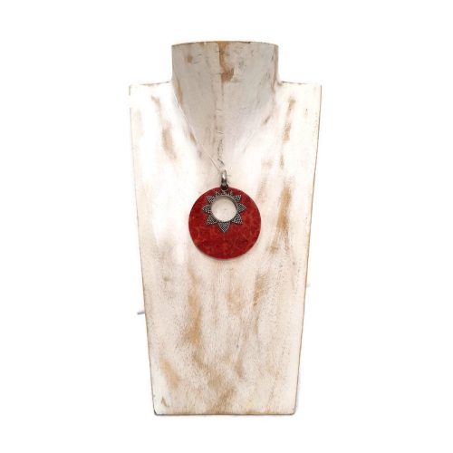 Piros korall medál áttört ezüst virágszirom motívummal – kézzel készült, egyedi tengeri ékszer