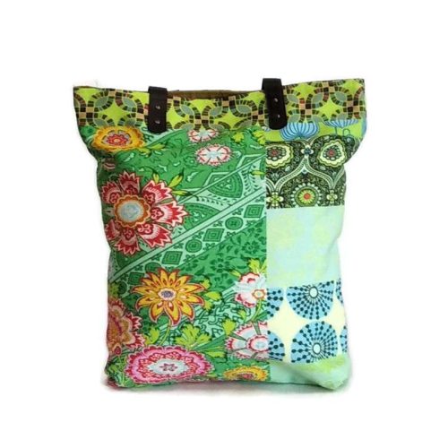 Női válltáska szegecselt textilbőr füllel, zöld alapszínnel, virágos