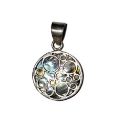 Kézzel készült kör alakú ezüst medál áttört buborék mintával és fehér kagyló háttérrel