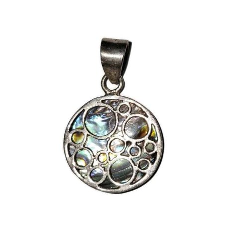 Kézzel készült kör alakú ezüst medál áttört buborék mintával és fehér kagyló háttérrel