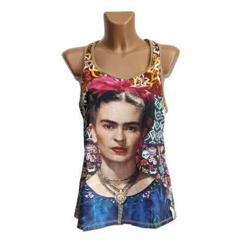 Trikó, Frida kék ruhában, színes alapon "L"