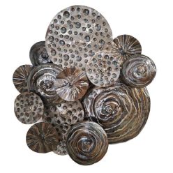   Fém fali dekoráció körmotívumokkal – strukturált, ezüst-bronz árnyalatú absztrakt kompozíció