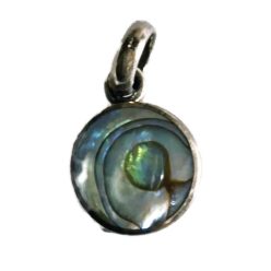   Kézzel készült kör alakú pávakagyló medál vékony ezüst foglalatban
