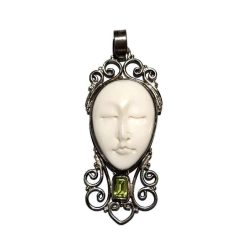   Balinéz kézműves ezüst medál női arccal és zöld peridottal