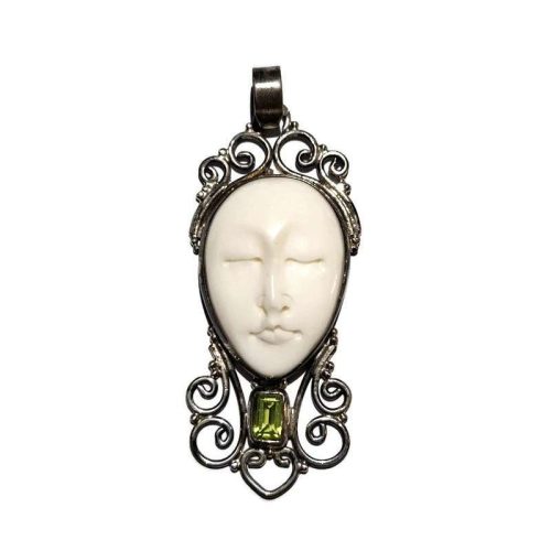 Balinéz kézműves ezüst medál női arccal és zöld peridottal