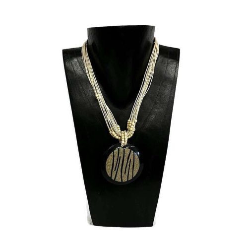 Nyaklánc, női, fehér apró gyöngyös, zebra mintás medállal