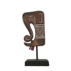 Absztrakt fa elefánt talpon "M"