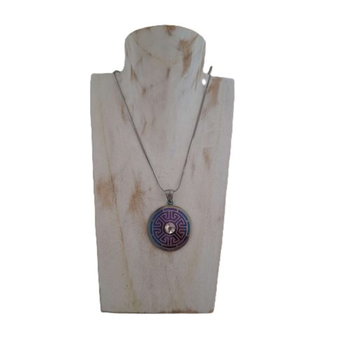 Nemesacél labirintus medál olajszínű, színátmenetes háttérrel, középen kristályüveg kővel