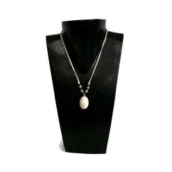 Nyaklánc, női, fehér kő medállal