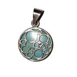 Kézzel készült kör alakú ezüst medál áttört buborék mintával és páva kagyló háttérrel