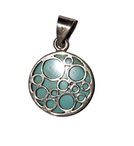 Kézzel készült kör alakú ezüst medál áttört buborék mintával és páva kagyló háttérrel