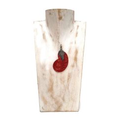   Kézzel készült piros korall babszem alakú medál ezüst bogyós díszítéssel – egyedi, természetes ékszer