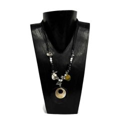 Nyaklánc, női, fekete-natúr áttört kagyló medállal