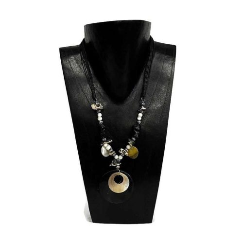 Nyaklánc, női, fekete-natúr áttört kagyló medállal