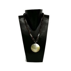Nyaklánc, női, kókusz gyöngy, kagyló medállal