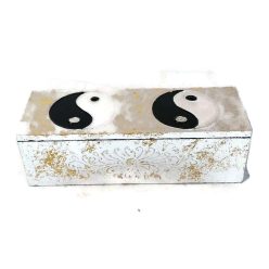 Fehér doboz Yin-Yang mintával