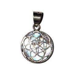 Kézzel készült kör alakú ezüst medál áttört buborék mintával és páva kagyló háttérrel