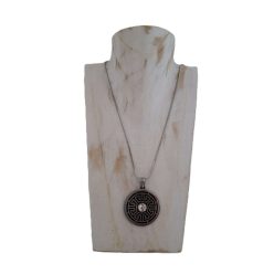   Nemesacél labirintus medál fekete háttérrel, középen kristályüveg kővel