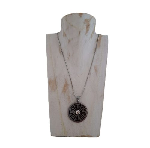 Nemesacél labirintus medál fekete háttérrel, középen kristályüveg kővel